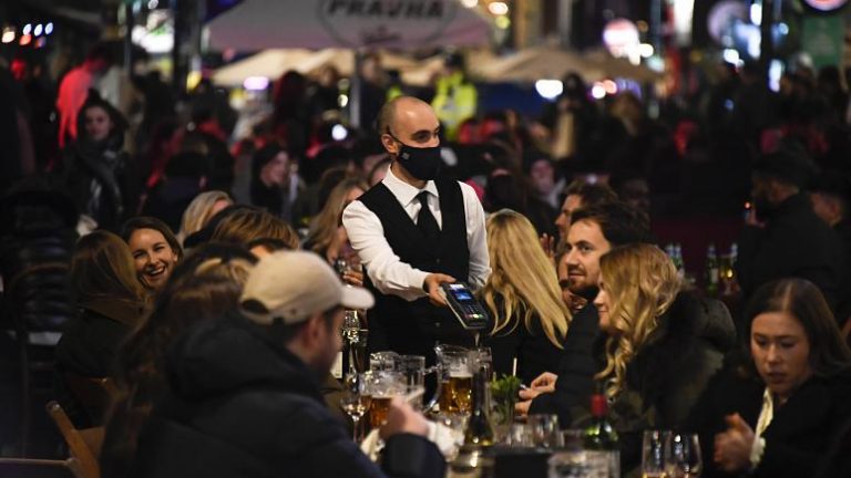 Koronavirüs: Delta varyantı nedir, belirtileri neler?