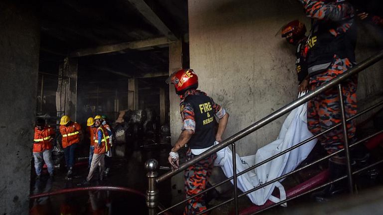 Bangladeş’te çıkış kapısı kilitli olan fabrikada yangın çıktı: 52 işçi yaşamını yitirdi