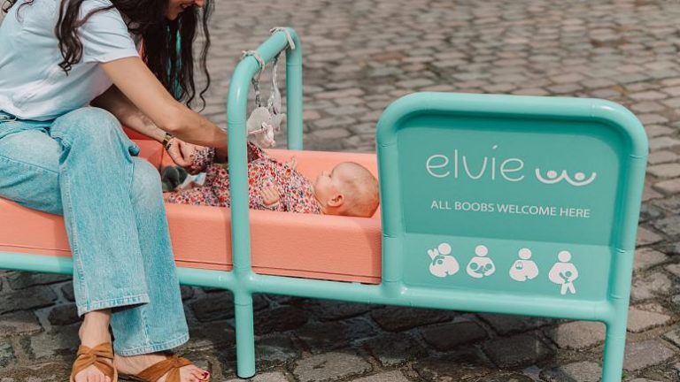 Belçika emzirme tabusunu yıkmak istiyor: Şehir meydanına kadınlara özel bank yerleştirildi