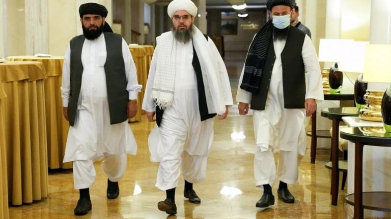 Afgan hükümeti ile ‘güçlenen’ Taliban Doha’da müzakere masasına oturuyor