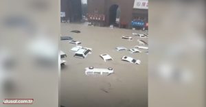 Çin’de şiddetli sağanak: Arabalar suda yüzdü