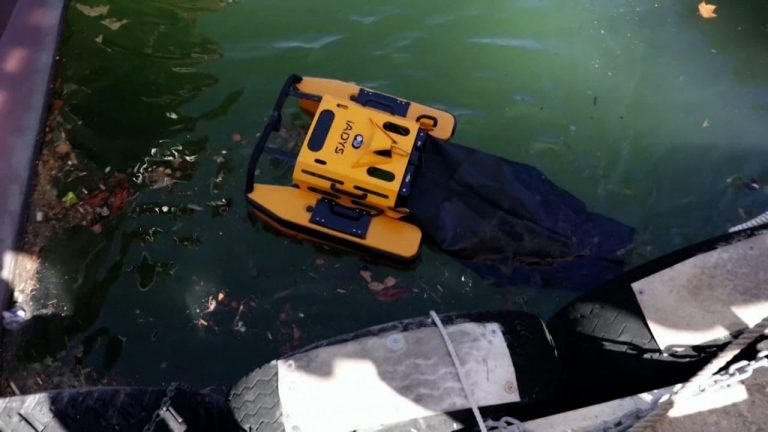 Fransa’da denizdeki çöpleri robot topluyor