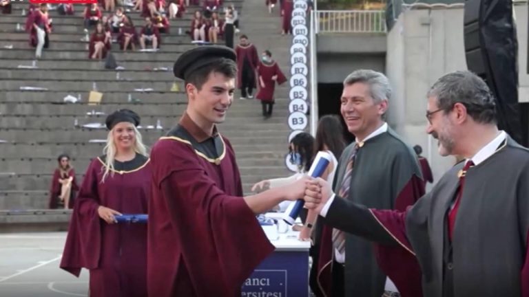 Bilim insanları Uğur Şahin ve Özlem Türeci mezunlara tavsiyelerde bulundu