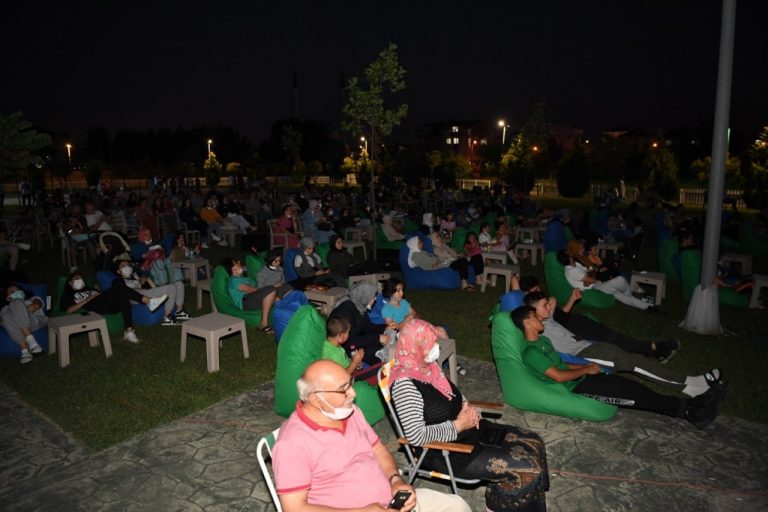 Kocaeli Kartepe’de ‘Yazlık Sinema Günleri’ne büyük ilgi