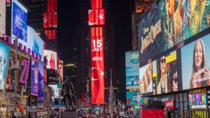 Times Meydanı’nda dev ekrana Türk bayrağı yansıtıldı