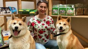 Gurbetin çocukları temizlikçi kalmadılar. Herkesi ağlatan ilk göçmen Türk’ün kızı Songül şimdi topluma önderlik yapıyor