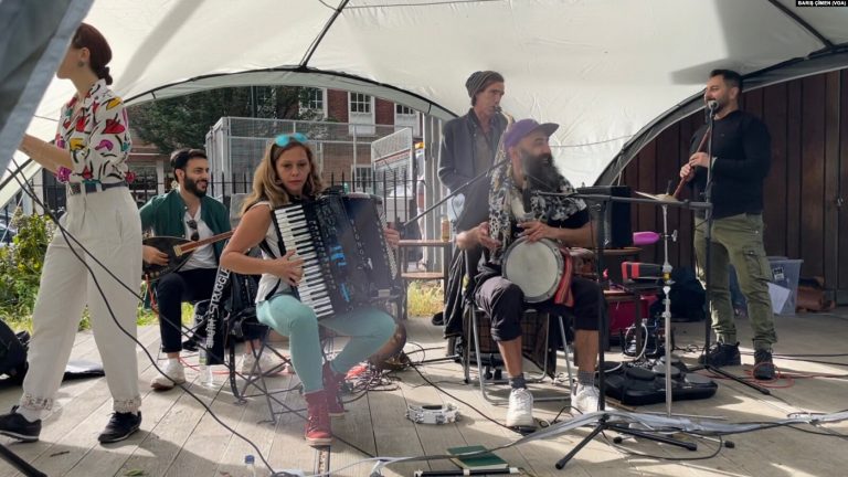 İngiltere’de Kurallar Kalktı Festivaller Başladı