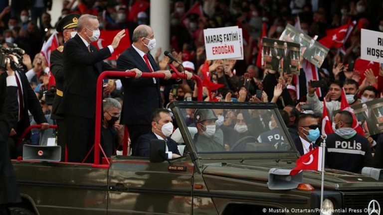 Güney Kıbrıs Türk siyasetçilerin AB pasaportlarını iptal etti