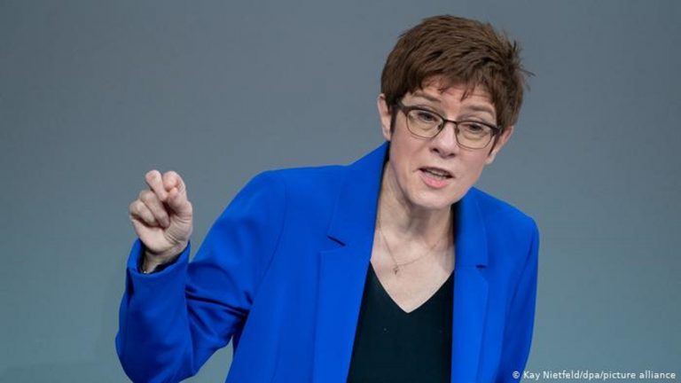 Alman Savunma Bakanı’ndan istifa sinyali