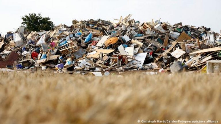 Sel bölgelerindeki atık yığınları temizleniyor