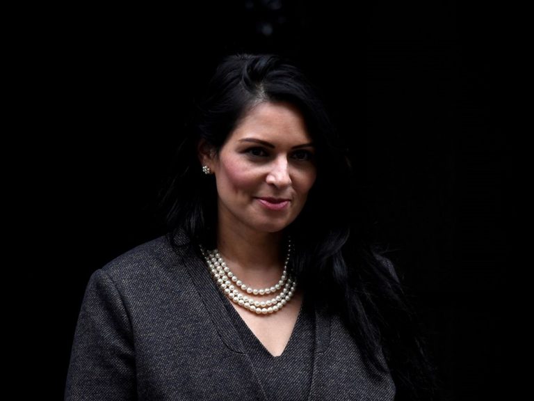 İngiltere Kaçak Geçişler İçin Yunan Adasına Bakan Gönderdi