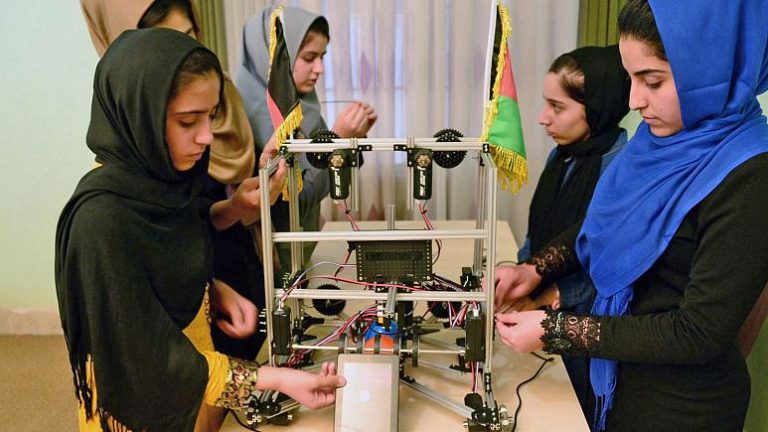 Afgan robot ekibindeki 5 kız öğrenci Meksika’ya getirildi