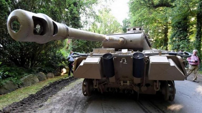 Almanya’da bir tank ve uçaksavarı olan 84 yaşındaki adama 14 ay hapis cezası