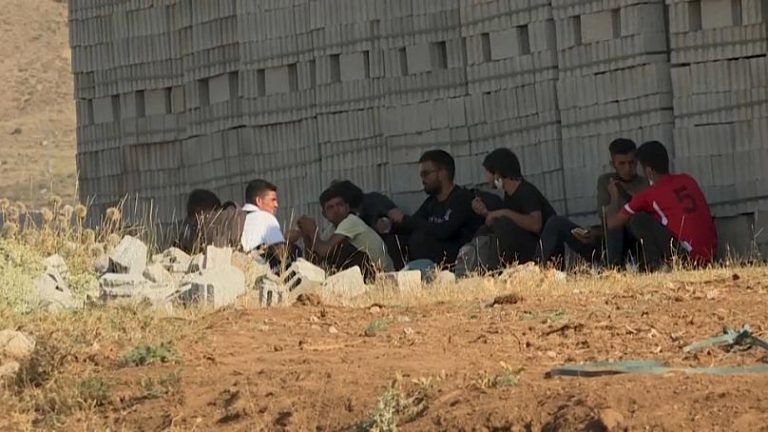 Türkiye sınırına gelen Afgan göçmenler: Geri dönmek dışında her şeye hazırız