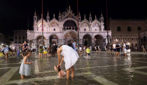 Ünlü Piazza San Marco Meydanı’nı su bastı