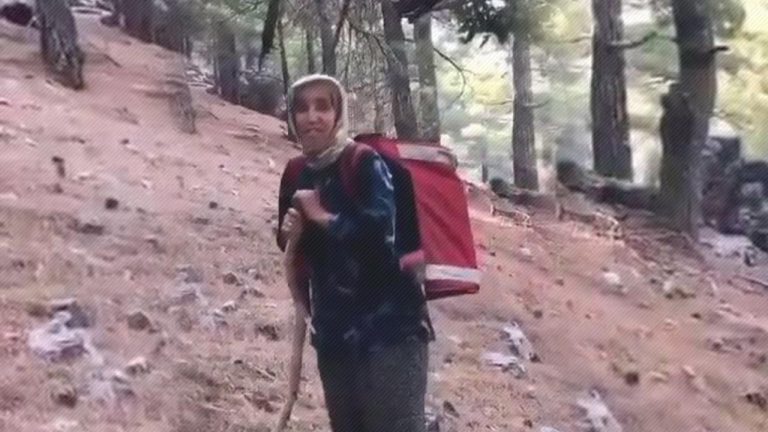 Alev savaşçılarına sırtında erzak taşıdı