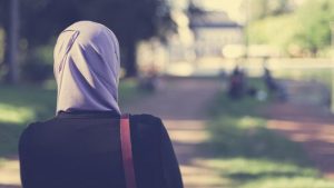 Fransa’da başörtülü kadını yarasaya benzeten özel kalem müdürü görevden alınıyor