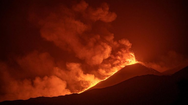 Etna’da lavların dansı