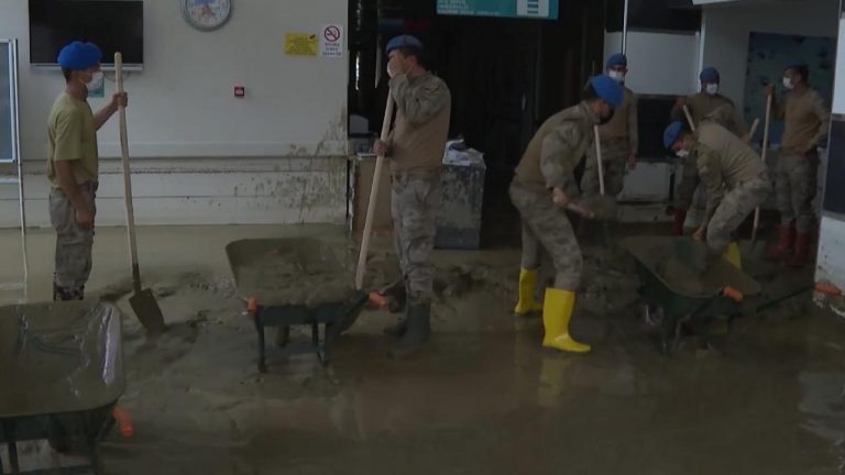 Mehmetçik sel bölgesinde yaraları sarıyor