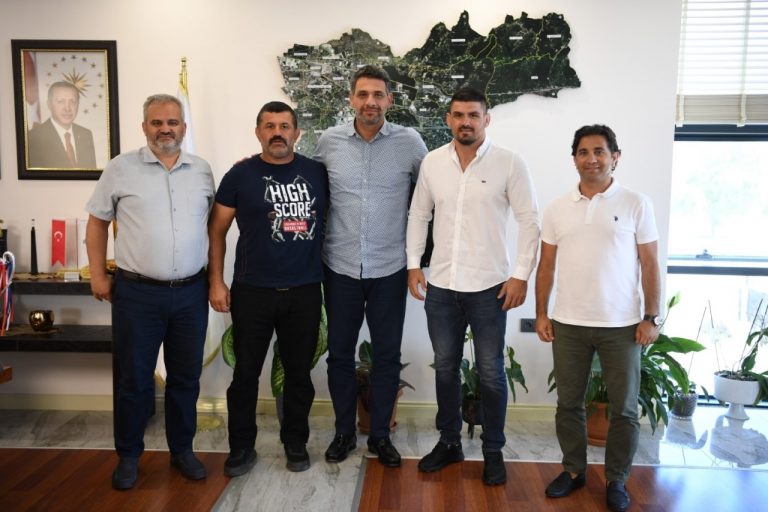 Kırkpınar Yağlı Güreşçilerden Kartepe Belediye Başkanına ziyaret