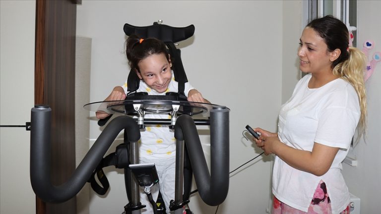 Yaren, hayalini kurduğu robotik cihaza Cumhurbaşkanı Erdoğan sayesinde kavuştu