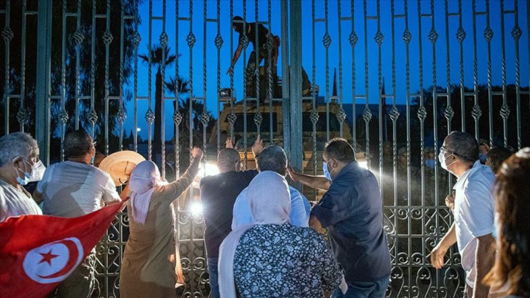 Arap Devrimlerinin Umut Ülkesi Tunus’ta Siyasi Kriz