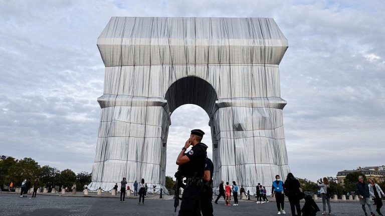 Paris’in simgesi Zafer Takı’nı, 25 bin metre kare kumaşla kapladılar