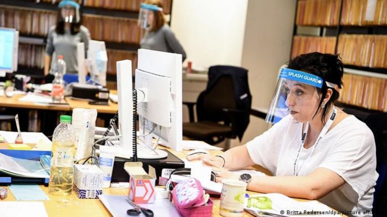 Hükümetten uzlaşma: İşveren çalışanların aşı stüsünü öğrenebilecek