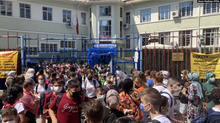 Okulun İlk Gününde Mutluluk ve Endişe Bir Arada