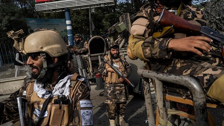 Afganistan: Taliban, Herat meydanlarında 4 kişiyi vinçlere astı