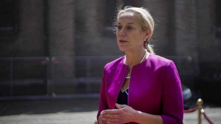 Afganistan’dan tahliyeler nedeniyle meclisin ‘kınadığı’ Hollandalı Bakan Kaag istifa etti