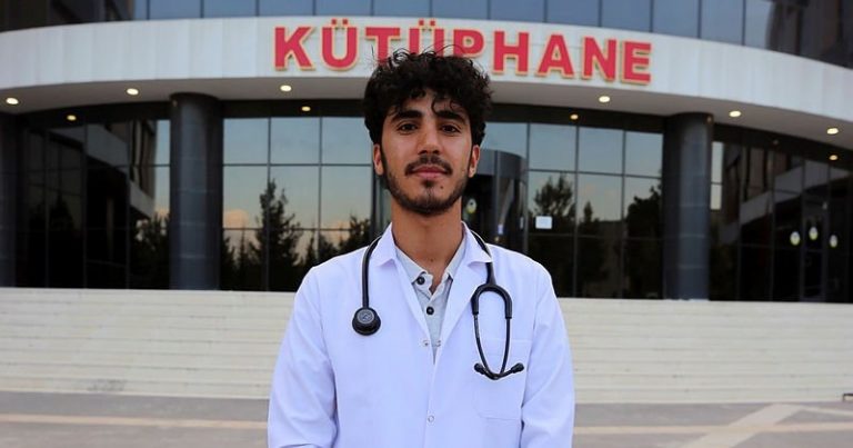 İnşaatında çalıştığı kütüphaneye yıllar sonra doktor adayı olarak geliyor