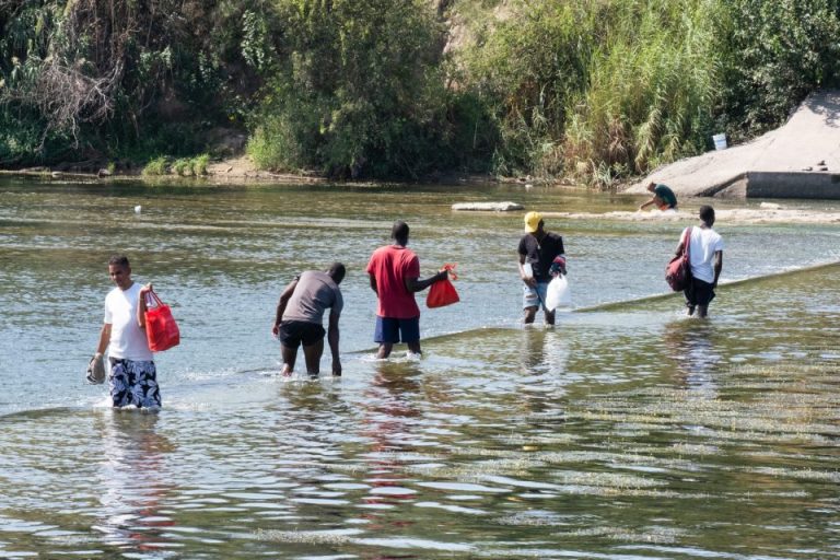 Texas-Meksika Sınırında Haitili Göçmen Krizi