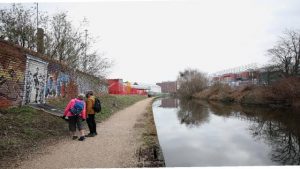 Engelli kızını boğulmaktan kurtarmak için hayatını feda etti