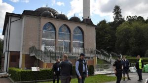 Danimarkalı siyasetçiden cami önünde Kur’an-ı Kerim ile provokasyon