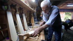 Ahşap yeteneğiyle hayata tutundu