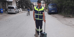 Gölcük Belediye Başkanı Ali Yıldırım Sezer, kahraman Müslüm Kaya’yı tebrik etti