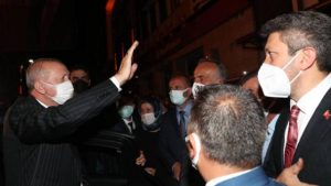 Cumhurbaşkanı Erdoğan Güneysu’da vatandaşlarla görüştü