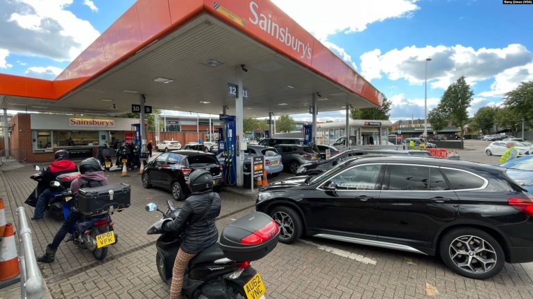 İngiltere’de Benzin İstasyonlarında Uzun Kuyruklar