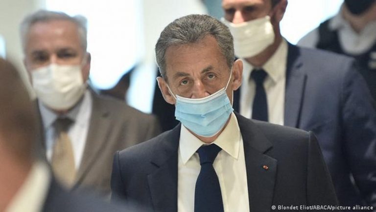 Sarkozy’ye Yolsuzluktan 1 Yıl Hapis Cezası