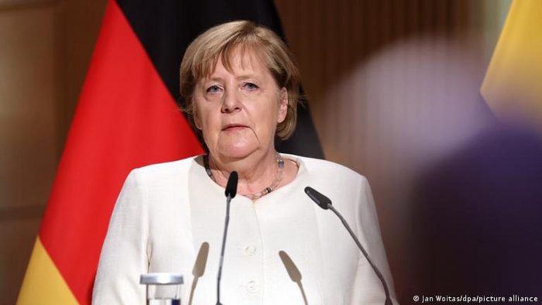 Merkel’den demokrasiyi savunma çağrısı