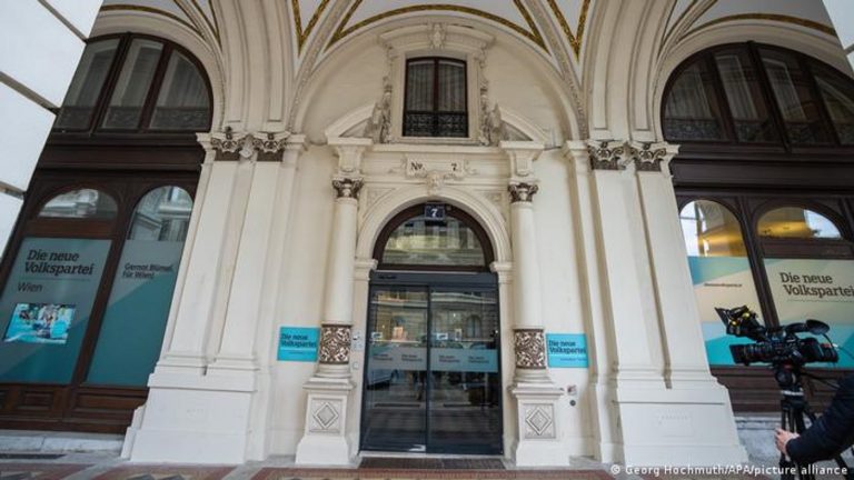 Avusturya’da iktidar partisine polis baskını