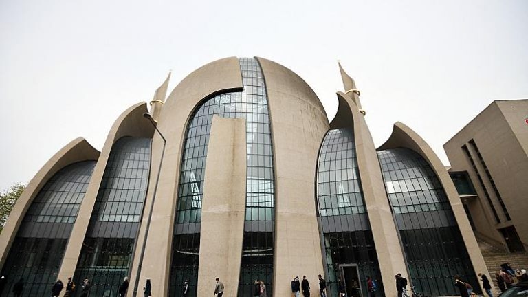 Köln’de camilerdeki cuma ezanının hoparlör aracılığıyla dışarıya yayımlanmasına izin verildi