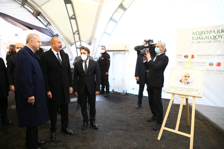 Cumhurbaşkanı Erdoğan ve Aliyev, Karabağ‘daki AA sergisinde milli SİHA’ların öncüsü Özdemir Bayraktar’ı yad etti