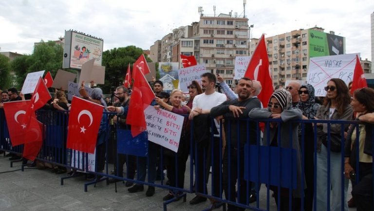 Corona Aşısı Karşıtları İzmir’de Miting Düzenledi