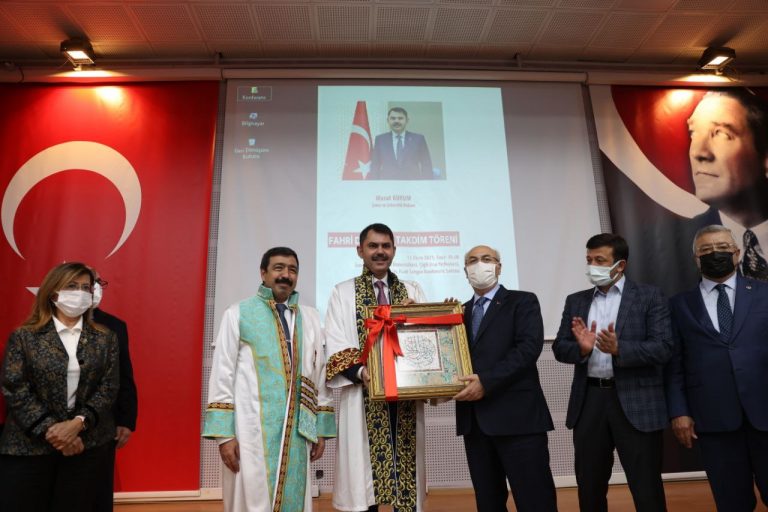 İzmir Katip Çelebi Üniversitesi’nden Bakan Kurum’a “Fahri Doktora” ünvanı