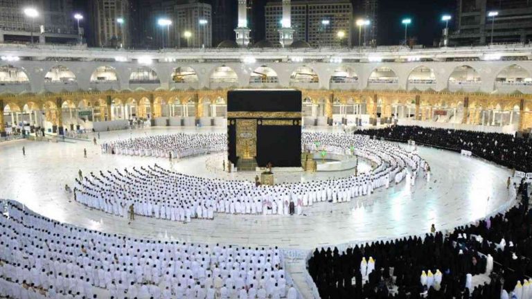 Kabe’de sosyal mesafesiz ilk namaz