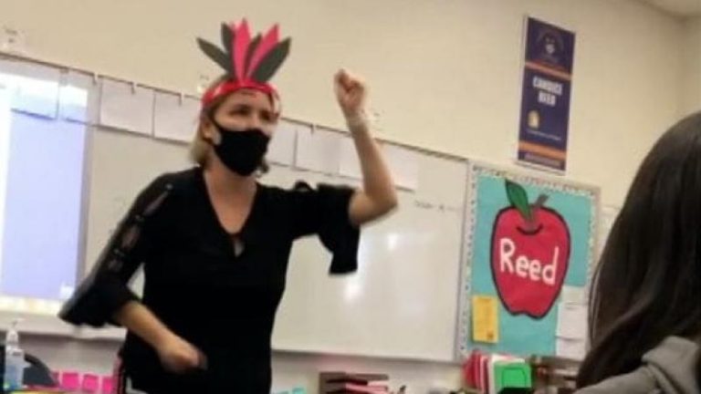 Öğretmen derste Kızılderililerle dalga geçti