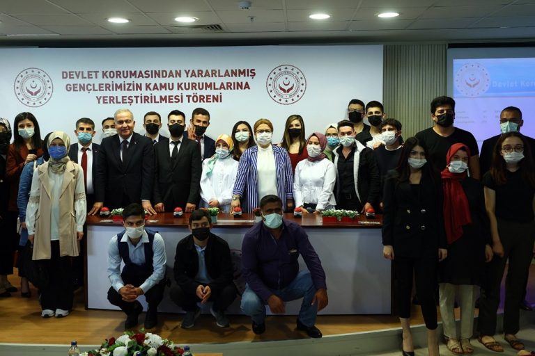 Aile ve Sosyal Hizmetler Bakanlığına bağlı kuruluşlarda yetişen 1050 genç, kamu kurum ve kuruluşlarındaki kadrolarda istihdam edilecek