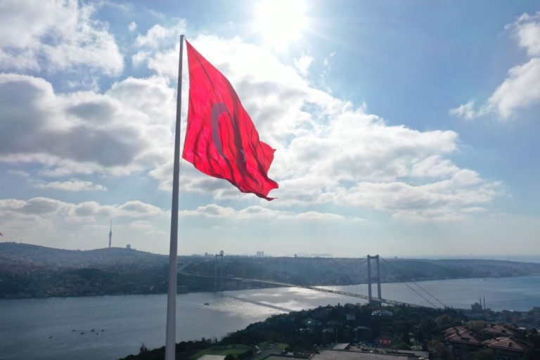 Türkiye’nin en büyük bayrağı İstanbul’da göndere çekildi